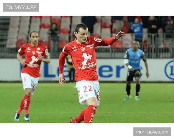 主帅专访：布雷斯特教练谈战术理念，强调“利用宽度是为了更好地攻击肋部”